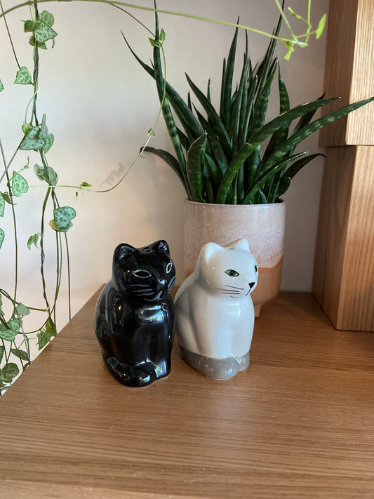 Sitting Cats Salt & Pepper