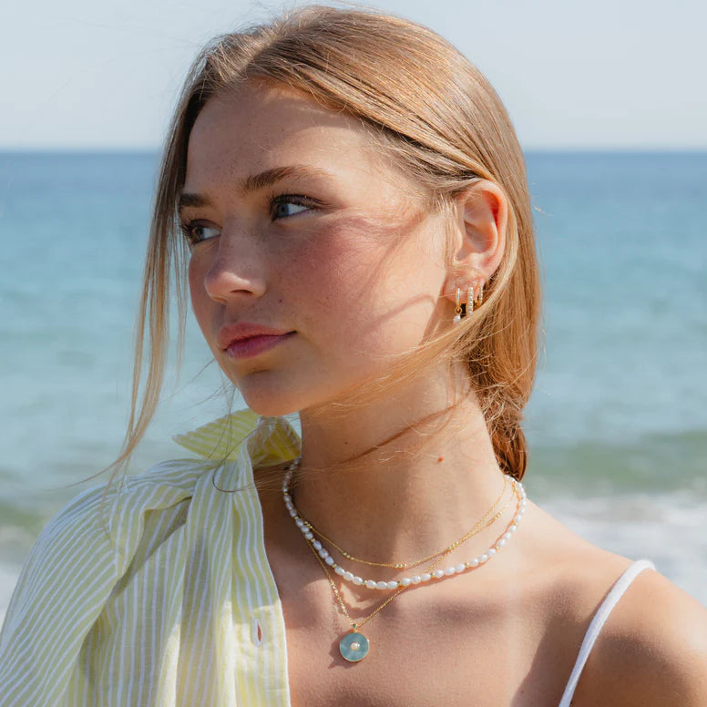 HAMMERED GOLD COIN PEARL PENDANT NECKLACE