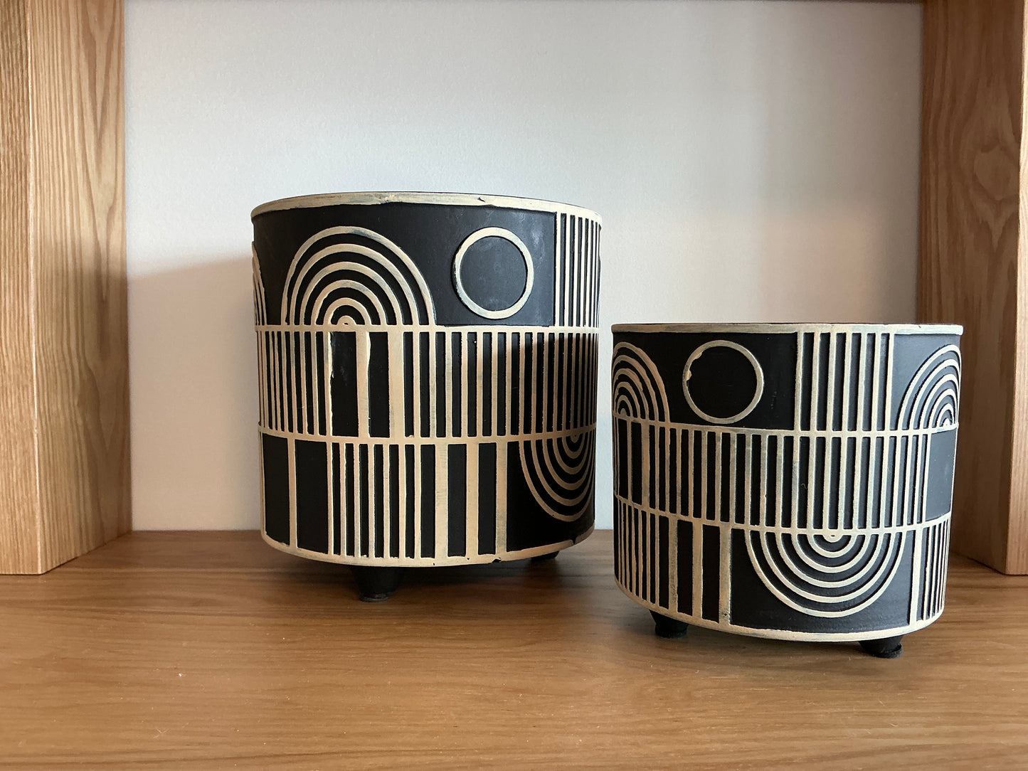 Planter Pots: Dark with design set of 2