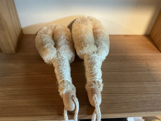 Dry body brush with rope