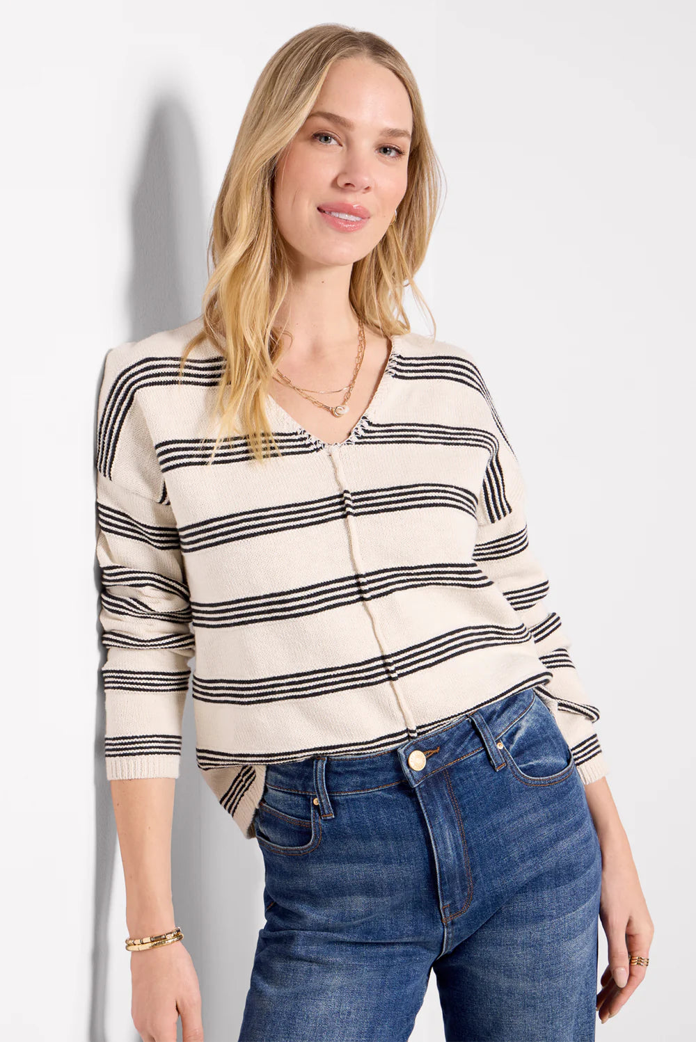 JOYCE: Easy V-Neck Sweater